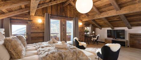 5 chambres, coffres-forts dans les chambres, bureau