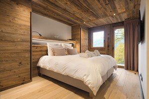 5 عدّة غرف نوم وخزنة داخل الغرفة ومكتب ومكواة/لوح كي