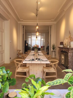 Sarapan prasmanan setiap hari (EUR 25 per orang)