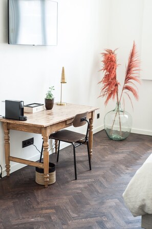 Kamar Double Mewah, 1 Tempat Tidur King, bathtub | Seprai premium, selimut bulu angsa, dan didekorasi berbeda-beda