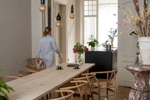 Desayuno buffet diario (EUR 25 por persona)