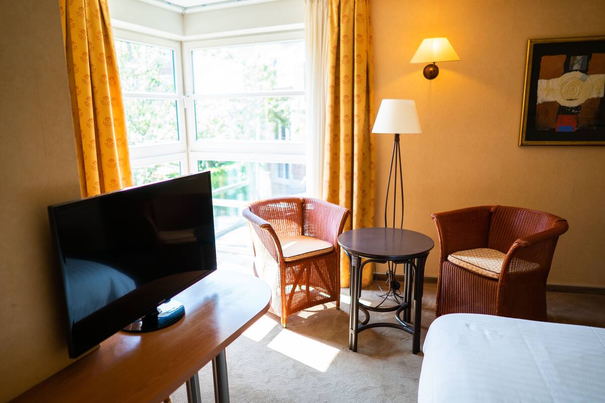 Tomannsrom – deluxe | Allergitestet sengetøy, minibar, safe på rommet og skrivebord