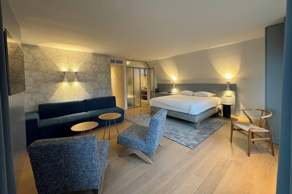 Suite – junior | Allergitestet sengetøy, minibar, safe på rommet og skrivebord