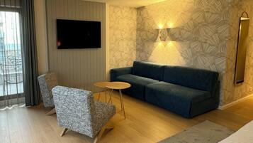 Junior suite | Hypoallergeen beddengoed, een minibar, een kluis op de kamer, een bureau