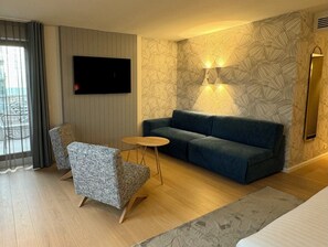 Suíte júnior | Roupas de cama antialérgicas, frigobar, cofres nos quartos, escrivaninha