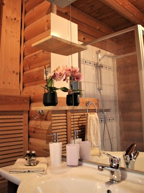 Shower, hair dryer, towels, soap - Chalet with castle view - Vacation in the Harz Mountains in Wernigerode (Chalet 2/3) (Wernigerode)