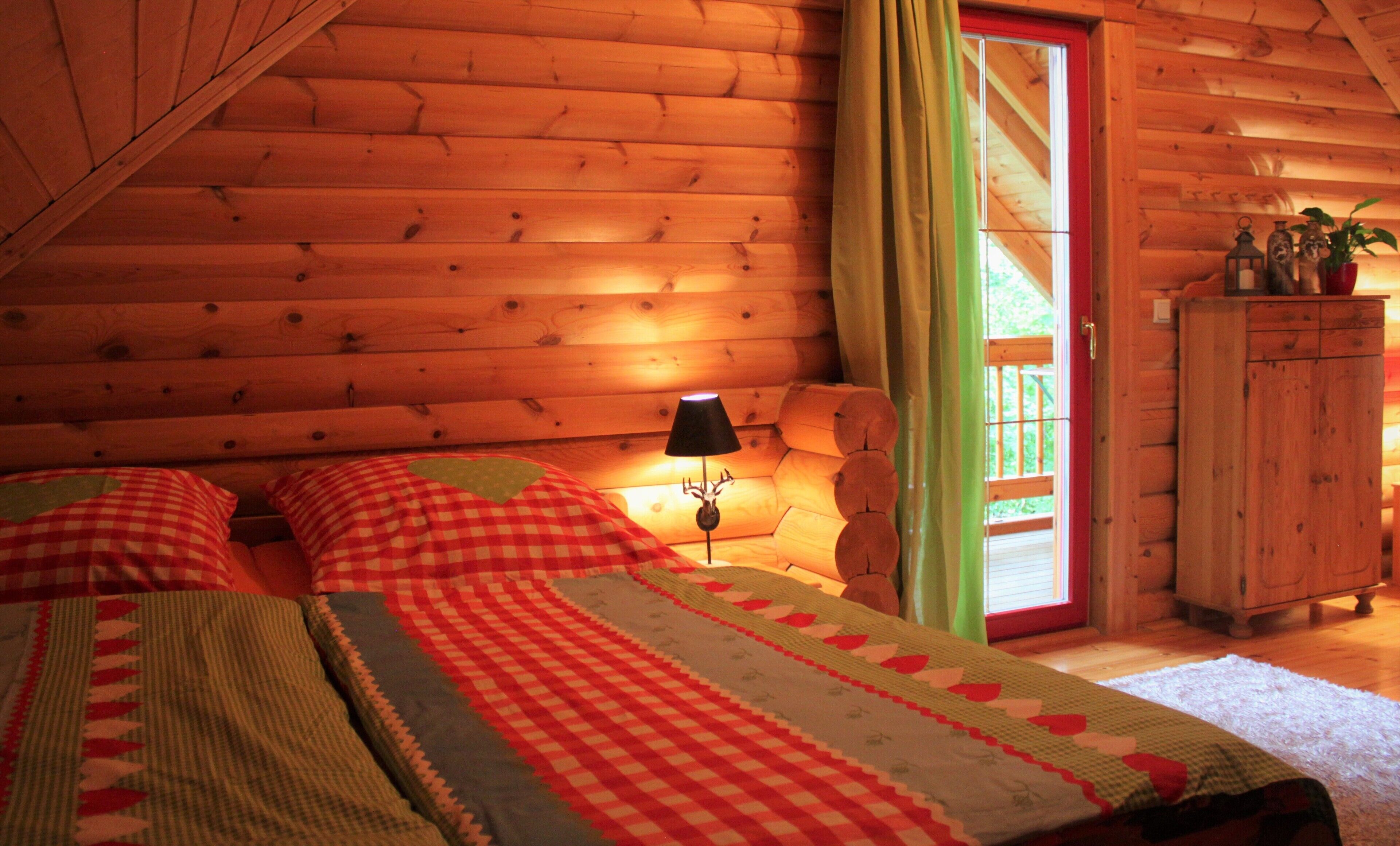 3 dormitorios, tabla de planchar con plancha, cuna de viaje