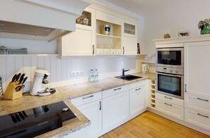 Fridge, microwave, oven, stovetop - Vacation apartment Alpennest in Garmisch-Partenkirchen, Bavaria (Garmisch-Partenkirchen)