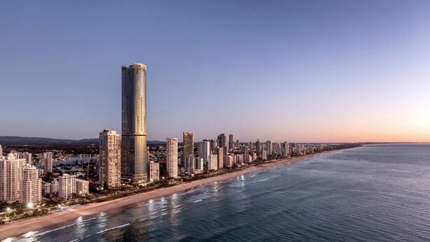 Un paisaje urbano costero con edificios altos, una playa y cielo despejado.