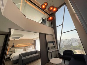 Amethyst Duplex Suite with Plunge Pool | Living room | 43-inch Smart TV with cable channels, TV - Amethyst Hotel Pattaya (Pattaya)