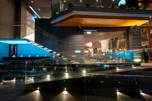 Fachada de la propiedad por la tarde o noche