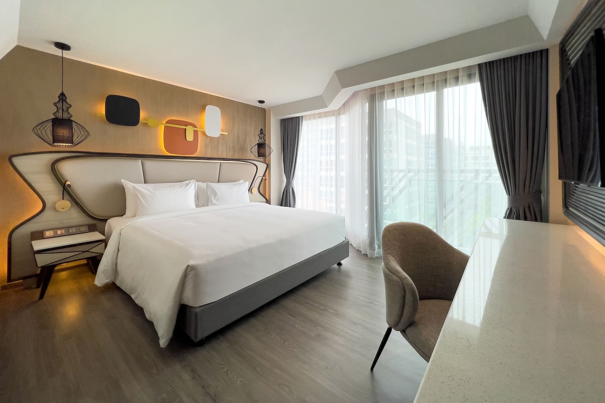 Deluxe King Bed Room | Ylelliset vuodevaatteet, pillowtop-patjalliset sängyt