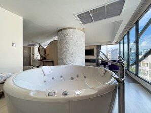 Amethyst Suite | Commodités de la salle de bain | Articles de toilette écologiques, séchoir à cheveux, peignoirs