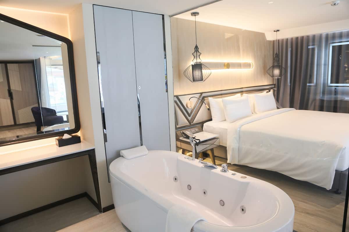 Amethyst Duplex Suite with Plunge Pool | Luxe beddengoed, pillowtop-bedden, een kluis op de kamer