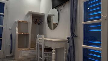 Double or Twin Room Sea View | Caja de seguridad en la habitación y insonorización