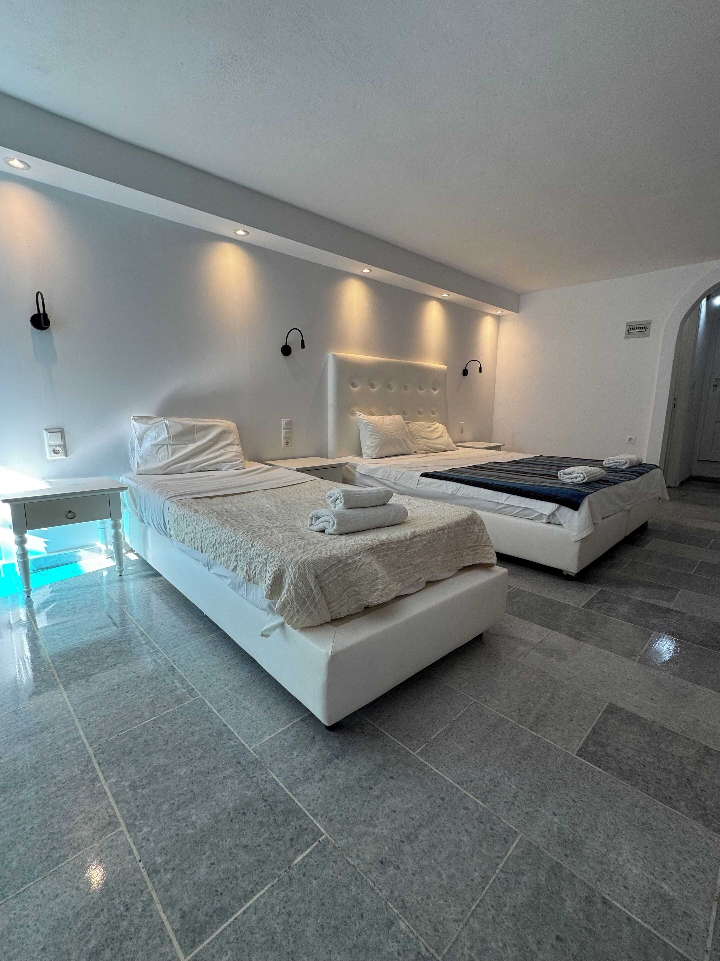 Semi-Basement Apartment | Baño | Regadera, regadera tipo lluvia, amenidades de baño gratuitas 