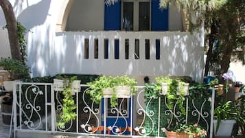 Semi-Basement Apartment | Balcon