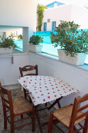 Semi-Basement Apartment | Balcon