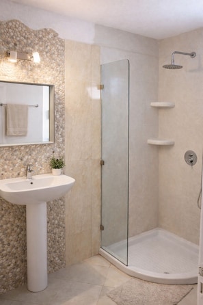 Semi-Basement Apartment | Baño | Regadera, regadera tipo lluvia, amenidades de baño gratuitas 