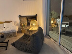 Fernseher, Kamin, Tischtennisplatte