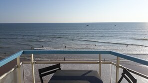 Outdoor dining - Apartment facing the sea and dune, 2 balconies, sunny, private parking (Saint-Gilles-Croix-de-Vie)