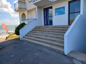 Exterior detail - Apartment facing the sea and dune, 2 balconies, sunny, private parking (Saint-Gilles-Croix-de-Vie)