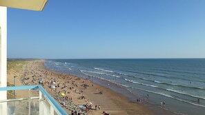 On the beach - Apartment facing the sea and dune, 2 balconies, sunny, private parking (Saint-Gilles-Croix-de-Vie)