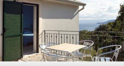 Studio apartment with the balcony and seaview in a picturesque town