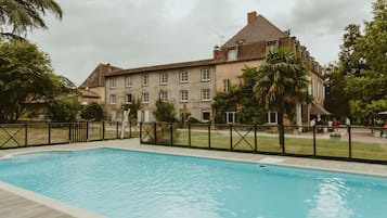 Piscine extérieure (ouverte en saison), chaises longues