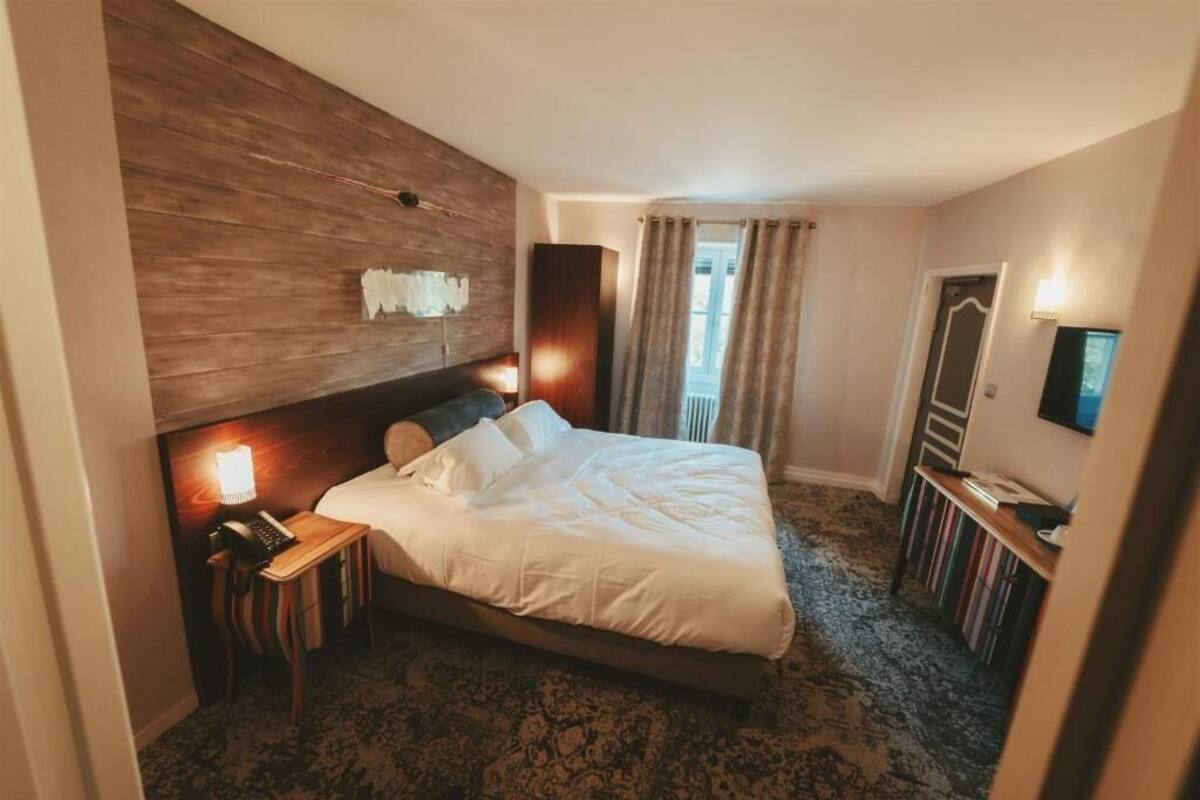 WiFi (free), bed sheets