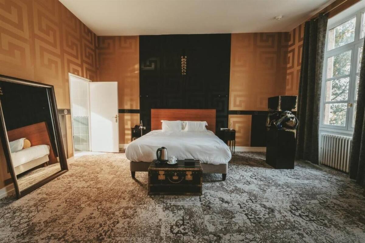 WiFi (free), bed sheets