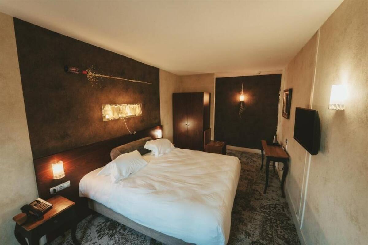 WiFi (free), bed sheets