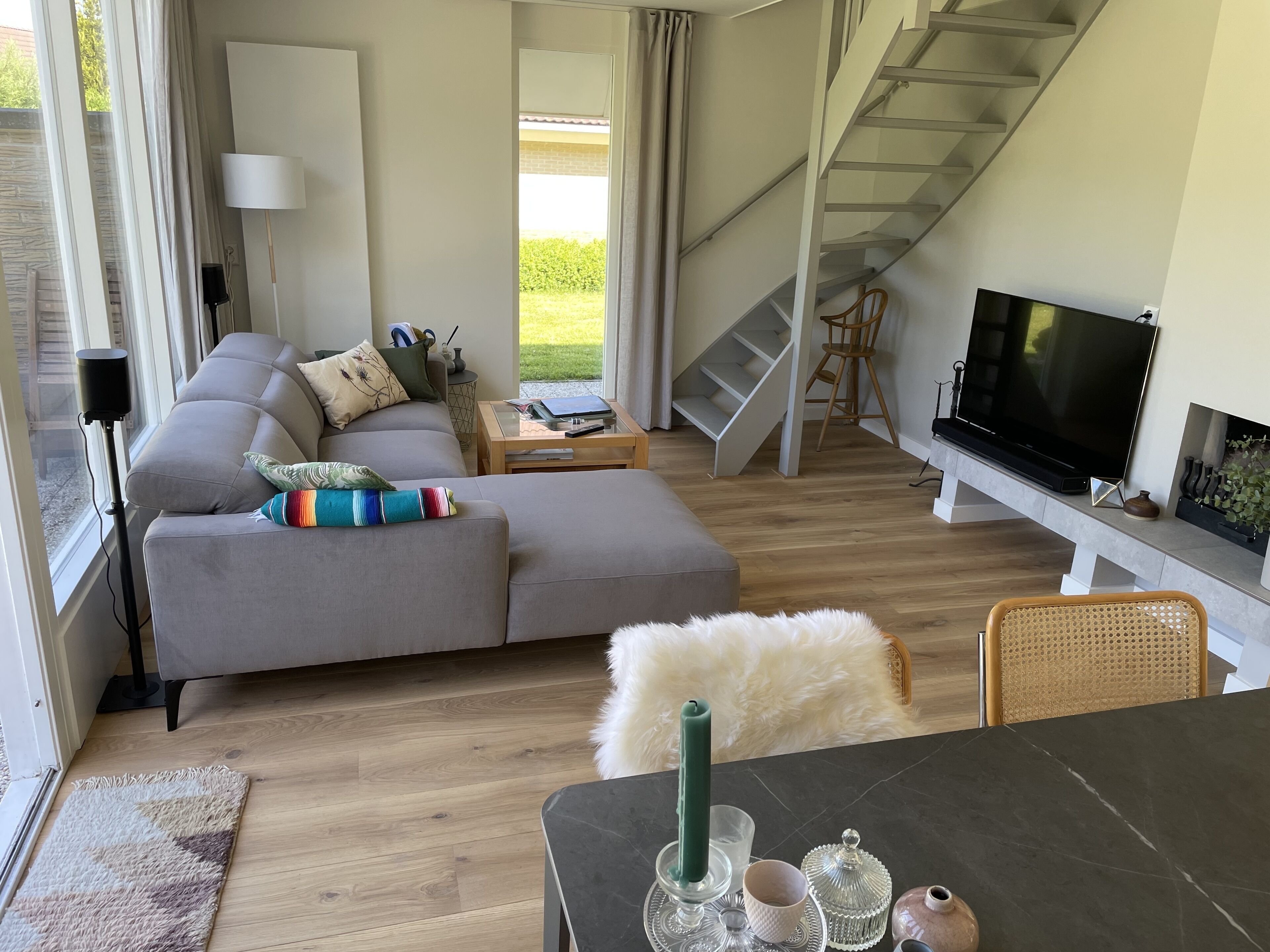 Een smart-tv, een open haard en boeken