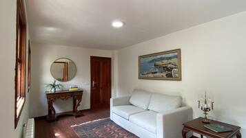 Habitación cuádruple familiar | Espacio para trabajar con laptop y cortinas blackout