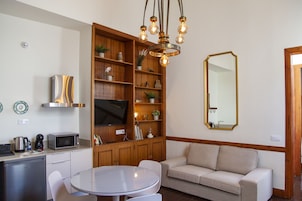 Espacio para trabajar con laptop y cortinas blackout