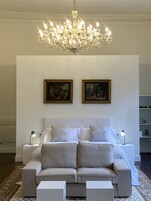 Espacio para trabajar con laptop y cortinas blackout 