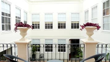 Familie vierpersoonskamer | Uitzicht vanaf balkon