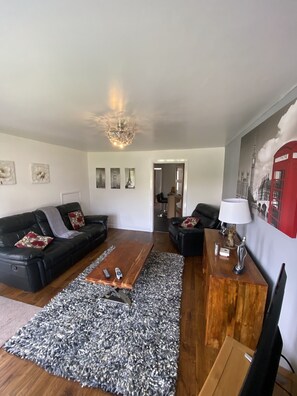 House | Living room - Stunning Beautiful 4-bed House in South Wales (Bridgend)