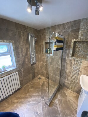 Bathroom - Stunning Beautiful 4-bed House in South Wales (Bridgend)