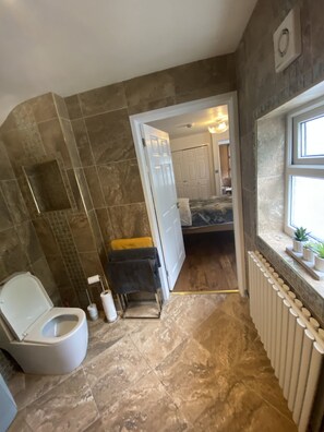 4 bedrooms, iron/ironing board, free WiFi, bed sheets - Stunning Beautiful 4-bed House in South Wales (Bridgend)