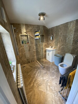 House | Bathroom - Stunning Beautiful 4-bed House in South Wales (Bridgend)