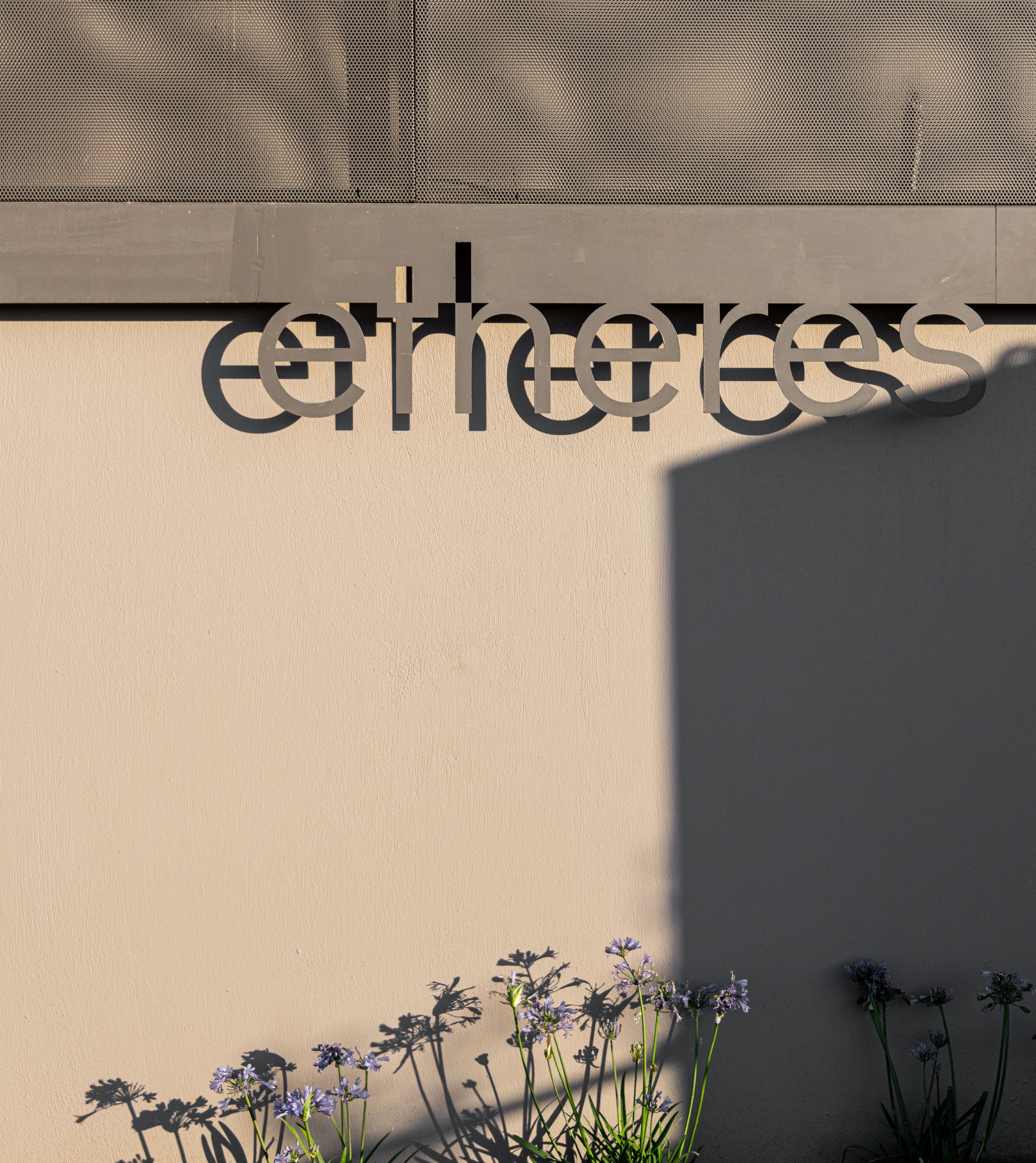 En vägg där ordet ”eter” syns delvis, vilket antyder att det är en del av namnet på ett hotell eller en annan verksamhet.
