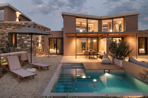 Senior Villa, Private Pool, Mountain View | Langsir/tirai gelap terus, kalis bunyi, seterika/papan seterika