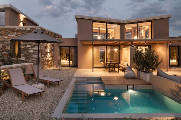 Villa senior, alberca privada, vista a la montaña | Cortinas blackout, insonorización y tabla de planchar con plancha 