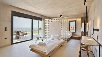 Villa de lujo, alberca privada | Cortinas blackout, insonorización y tabla de planchar con plancha