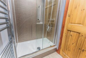 Baignoire, sèche-cheveux, serviettes fournies, papier toilette