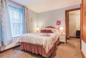 3 bedrooms, iron/ironing board, free WiFi, bed sheets - Stanwix Cottage. Walking distance of park and town (Carlisle)