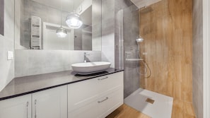Apartment (5) | Badezimmer | Dusche, Haartrockner, Handtücher