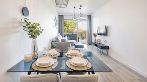 Apartment (110) | Living area | Flat-screen TV - Apartamenty Sun & Snow GEA ECO (Ustronie Morskie)