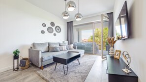 Apartment (110) | Living area | Flat-screen TV - Apartamenty Sun & Snow GEA ECO (Ustronie Morskie)